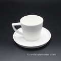 Помещенная кофейная керамическая чашка послеобеденной чайная кружка